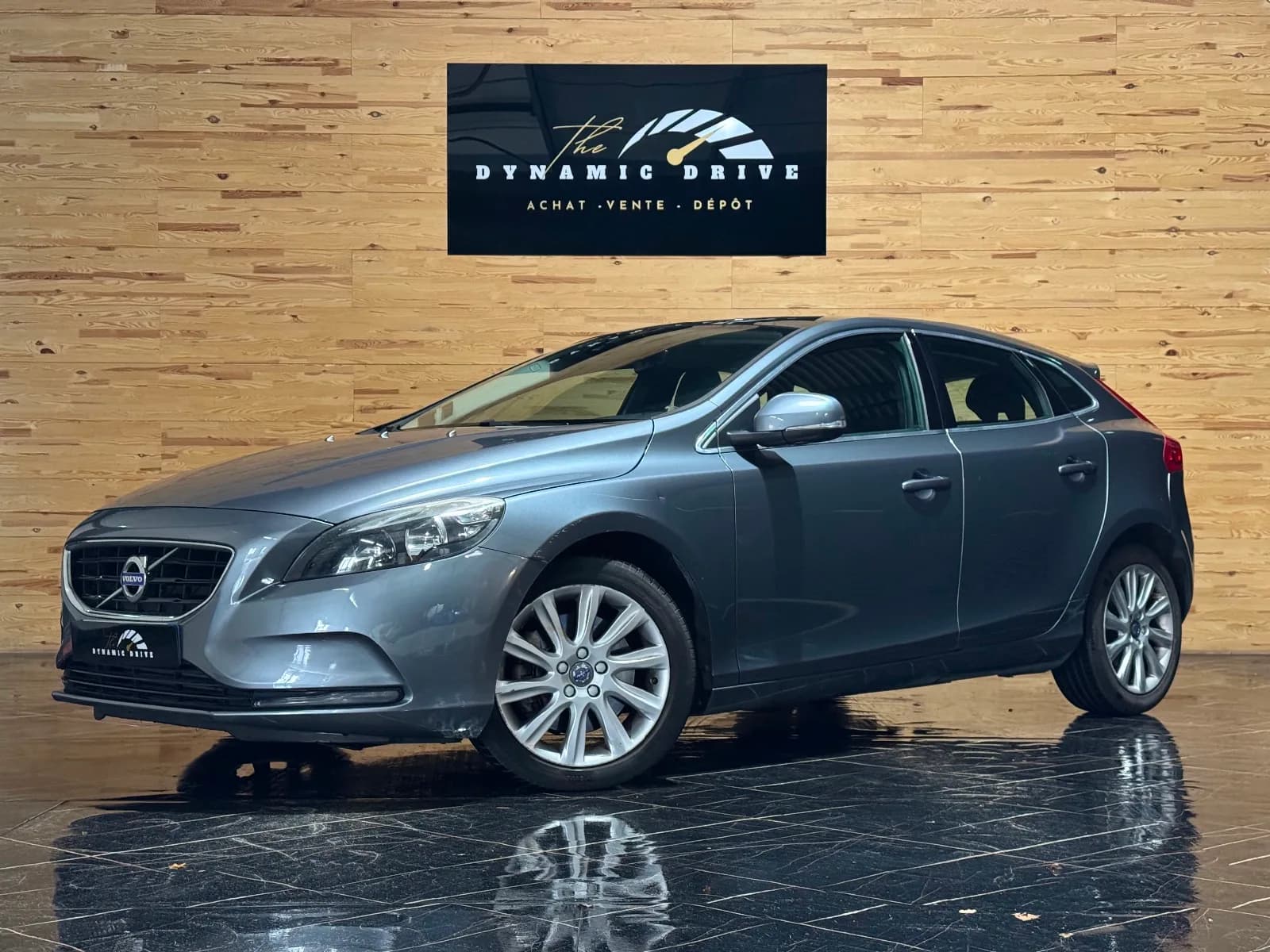 VOLVO V40 — vue 1